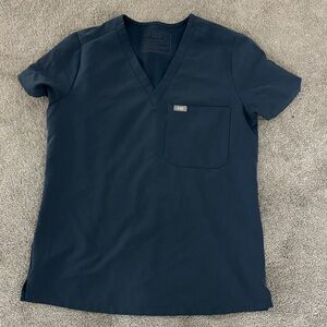 Figs top size small navy blue